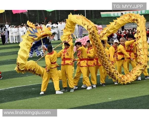 足球巨星舞狮贺新春绿茵激情与传统文化交融